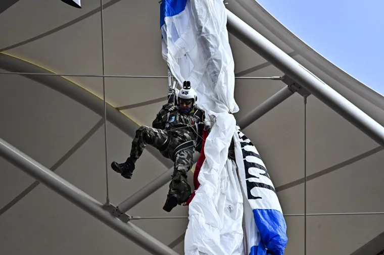 Padobranac se zabio u krov stadiona: Ljudi bježali s tribine dok je visio iznad njih i očajnički se držao za tkaninu