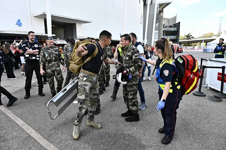 Padobranac se zabio u krov stadiona: Ljudi bježali s tribine dok je visio iznad njih i očajnički se držao za tkaninu
