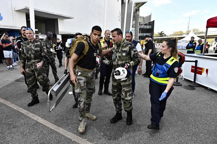 Padobranac se zabio u krov stadiona: Ljudi bježali s tribine dok je visio iznad njih i očajnički se držao za tkaninu