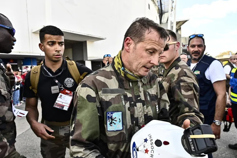 Padobranac se zabio u krov stadiona: Ljudi bježali s tribine dok je visio iznad njih i očajnički se držao za tkaninu