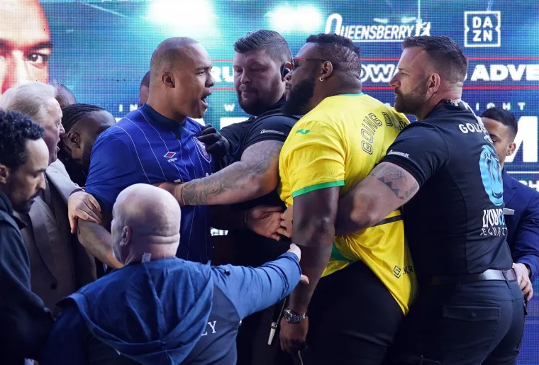 &quot;To debeli klinci rade, oni prave pjesme. Ja pritišćem ljude. Deontay Wilder, Anthony Joshua, njih sam stisnuo.  Dolazim do ljudi u njihove teretane i brišem pod s njima&quot;, nastavljao je Miller s trash talkom
