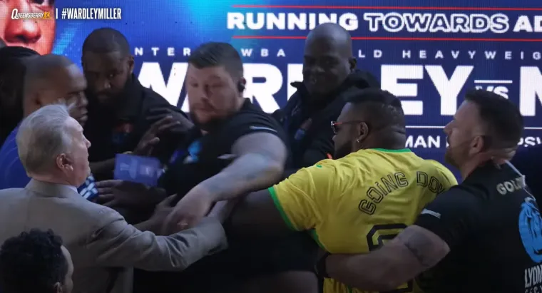 Ovaj za&scaron;titar najvi&scaron;e se propatio, no uspio je te&scaron;kom mukom zaustaviti Amerikanca da ne nasrne dodatno jo&scaron; na Engleza