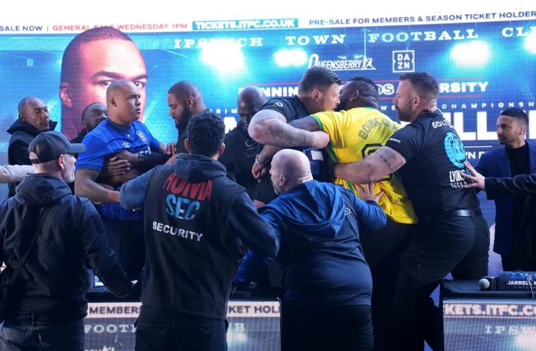 "Borbu želimo u lipnju, a ne danas. Ispričavam se u ime svih prisutnih, ovo nije dobro za boks i ovo ne želim gledati", poručio je &scaron;ef Queensberry Promotionsa Frank Warren na kraju konferencije koji trlja ruke jer će borba sada sigurno dobiti na gledanosti.