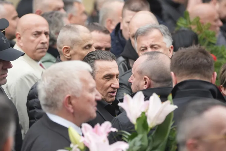 Trenutno kaznu služi u zatvoru &quot;Zabela&quot; kod Požarevca, ali prema pisanju srpskog Informera, ima pravo na vikend izlaske koje koristi za boravak s obitelji. 