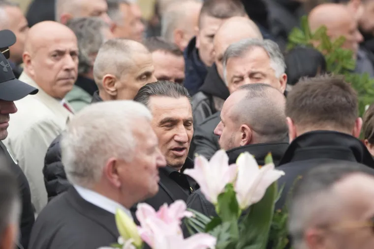 Kako piše istoimeni medij, po zakonu, budući da je odslužio dvije trećine kazne, uskoro bi mogao zatražiti uvjetni otpust, a preostaje mu još oko godinu dana do kraja služenja kazne.