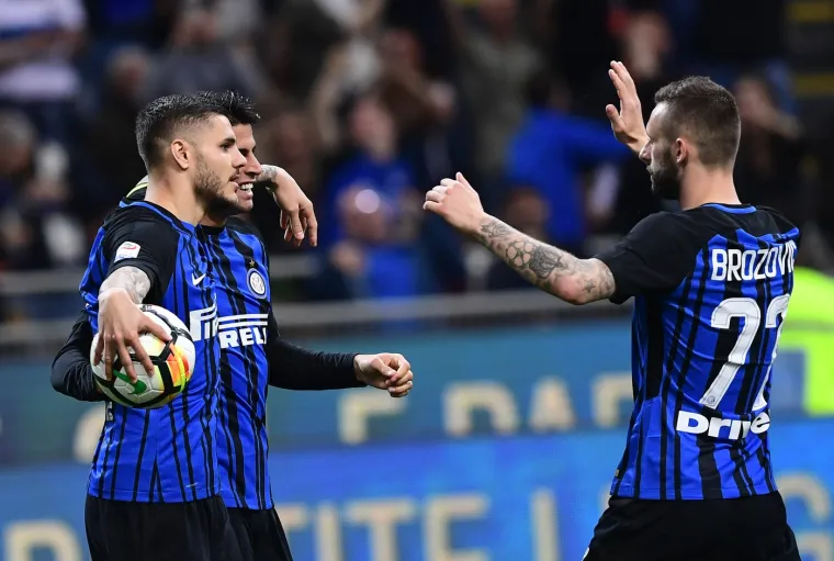 Mauro Icardi i Marcelo Brozović igrali su zajedno u Interu od 2015. do 2020. Icardi je demantirao glasine da je Marcelo imao aferu s Wandom. Te glasine nisu bile istinite. Talijanski novinar i &quot;paparazzo&quot; fotograf Fabrizio Corona morao je platiti 5.000 eura odštete hrvatskom nogometašu Marcelu Brozoviću, te po 7.500 eura argentinskom igraču Mauru Icardiju i njegovoj supruzi Wandi Nari jer je 2019. objavio vijest da je Nara u ljubavnoj aferi s Brozovićem prevarila supruga, odlučio je sud u Milanu ustvrdivši da je to lažna vijest.