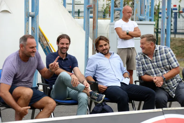 Mikić kao novi sportski direktor Dinama - to bi imalo smisla jer se radi o čovjeku koji poznaje lokalno tržište, hrvatski nogomet te bi brzo našao zajednički jezik s plavom svlačionicom. Također poznat je javnosti pa bi njegova komunikacija s navijačima i medijima bila bolja. Ipak, što se tiče međunarodnog tržišta, tu je Mikić još uvijek nepoznat, a možemo reći kako je još uvijek zelen i mlad kao sportski direktor i možda bi mu Dinamo bio prevelik zalogaj.