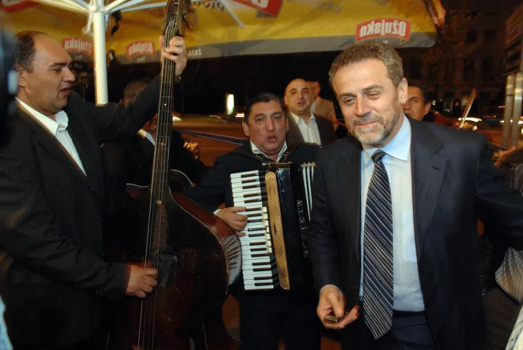 Pokojni gradonačelnik Zagreba, Milan Bandić, oduvijek je bio poznat po svojoj uskoj vezi s romskom zajednicom pa je tako davne 2009. godine došao i na tradicionalnu proslavu Svjetskog dana Roma gdje je uživao u glazbi i ugodnom društvu.