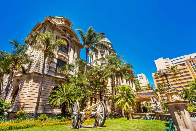 2. Durban, Južna Afrika: Jedan od najpoznatijih gradova u Južnoj Africi, smješten na obali Indijskog oceana, ima blagu suptropsku klimu zbog koje su ugodne temperature tijekom cijele godine. Iako je Durban poznat po vrućim ljetima, tijekom zime ima blaga 23 Celzijeva stupnja što je odlično za uživanje na plažama. 