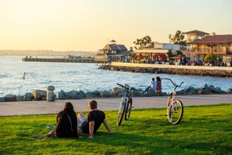 3. San Diego, SAD: Poznat je po svojoj toploj, umjerenoj klimi koja omogućava ugodan boravak tijekom cijele godine. Prosječne temperature ne padaju ispod 16 Celzijevih stupnjeva čak ni u zimskim mjesecima, a topao vjetar s obale stvara idealne uvjete za uživanje na plaži. Grad nudi brojne aktivnosti na otvorenom, od surfanja do biciklizma.