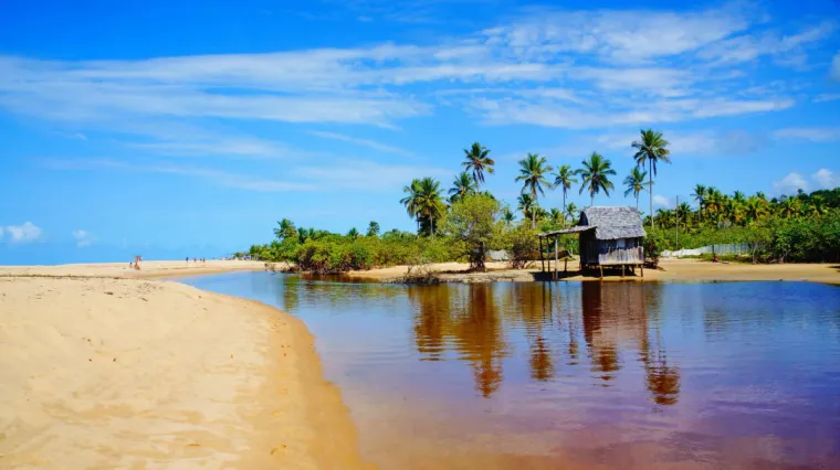 6. Bahia, Brazil: Poznata po svojoj toploj klimi, u Bahiji su ugodne temperature koje ne padnu ispod 25 stupnjeva Celzija ni tijekom zime. Mnogi putnici biraju ovu destinaciju zbog nevjerojatnih plaža, ali i bogate kulture i povijesti. Obalu krase plaže na kojima je uživanje moguće čak i kad je zima u drugim dijelovima svijeta.