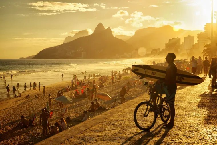 7. Rio de Janeiro, Brazil: Grad je poznat po svojoj prelijepoj obali i vrućim temperaturama koje rijetko padnu ispod 21 Celzijevog stupnja. Iako tijekom zime može danima padati kiša i vrijeme može biti oblačno, Rio nudi mnogo sunčanih dana i ugodnu klimu tijekom cijele godine. Čak i u hladnijim mjesecima grad je savršeno odredište za one koji žele uživati u toplom vremenu.