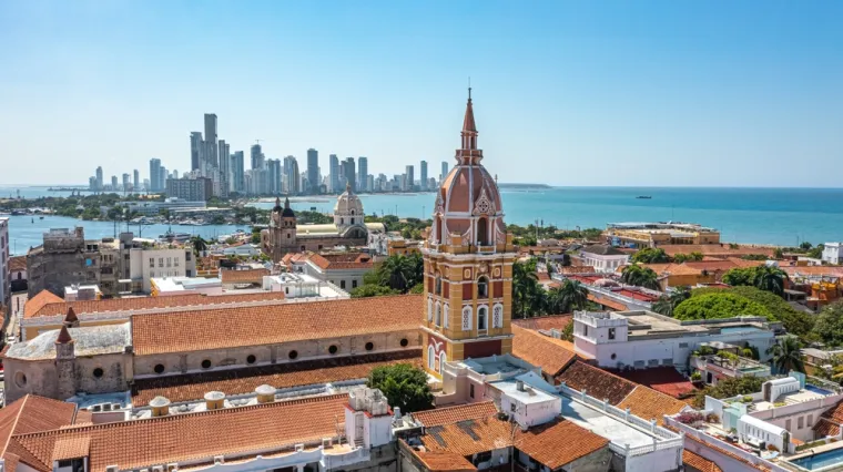 9. Cartagena, Kolumbija: Ovo je savršeno odredište za ljubitelje toplog vremena jer temperatura nikad ne pada ispod 30 Celzijevih stupnjeva. Cartagena je smještena na obali Kolumbije, tropski je raj za turiste koji žele uživati u ugodnom, vrućem vremenu tijekom cijele godine. Uz to, grad nudi bogatu kulturnu baštinu, povijest i plaže.