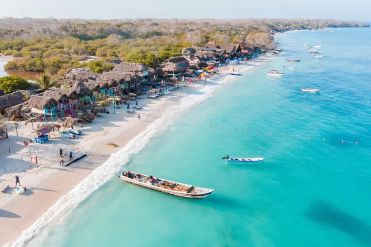 10. Isla Barú, Kolumbija: Poluotok smješten na obali Kolumbije, poznat je po toplom vremenu koje je idealno za uživanje na plaži. Kako se Isla Barú može pohvaliti s 30 Celzijevih stupnjeva tijekom cijele godine, poluotok je popularno odredište za ljubitelje sunčanja i kupanja. Rijedak je i period s hladnim vremenom, zbog čega je Isla Barú raj za turiste koji žele uživati u tropima.