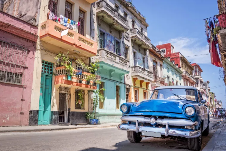 12. Havana, Kuba: Na Kubi, posebno u Havani, zima je obično blaga i ugodna, s temperaturama između 18 i 25 Celzijevih stupnjeva. Iako su ljetni mjeseci vrlo vrući, Kuba je popularno odredište koje omogućuje bijeg od hladnoće i uživanje u toplim, sunčanim danima. Osim toga, Havana ima bogatu povijest i ukusnu hranu, što ju čini jedinstvenim odredištem.