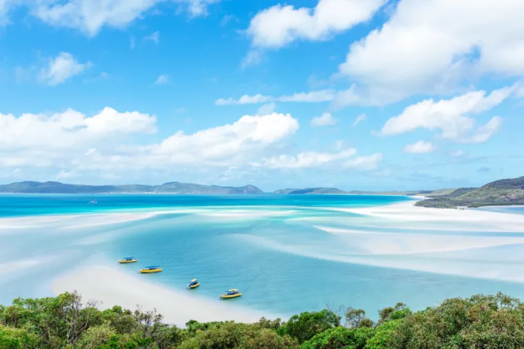 14. Whitsunday Islands, Australija: Otoci se nalaze na obali Queenslanda i poznati su po ugodnom vremenu. Ova destinacija je idealna za one koji žele uživati u toplim danima na nevjerojatnim plažama. Klima je pogodna za kupanje, s prosječnim temperaturama koje nikad ne padaju ispod 22 Celzijeva stupnja.