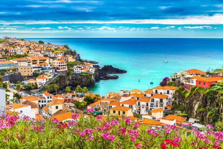 17. Madeira, Portugal: Smje&scaron;tena u Atlantskom oceanu, Madeira nudi ugodnu klimu tijekom cijele godine. Iako temperature na ovom portugalskom otoku nisu ekstremne, zimi su uglavnom oko 20 stupnjeva Celzija, &scaron;to ga čini savr&scaron;enim odredi&scaron;tem za one koji žele izbjeći hladnoću. Otok je poznat po svojoj bujnoj vegetaciji, a posjetitelji mogu uživati u pje&scaron;ačenju po planinama ili opu&scaron;tanju uz obalu.