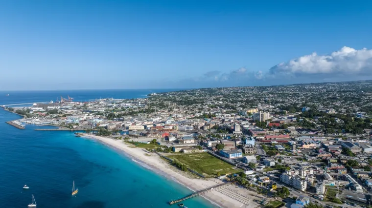 19. Barbados: Ovo je raj za ljubitelje plaža i toplog vremena. Temperatura na ovom karipskom otoku tijekom cijele godine varira između 21.1 stupnjeva Celzija i 31.1 stupnjeva Celzija, a prosječna temperatura nikada ne pada ispod 17.8 stupnjeva Celzija. Osim savr&scaron;enih plaža, Barbados nudi bogatstvo kulturnih događanja, od glazbenih festivala do tradicionalnih karipskih manifestacija, &scaron;to ga čini odličnim odredi&scaron;tem za sve koji žele uživati u suncu i kulturi.