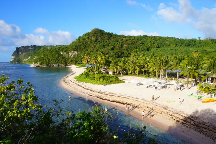 20. Guam: Ova zemlja poznata je po svojim tropskim plažama i gotovo konstantnim, ugodnim temperaturama. U bilo kojem mjesecu možete očekivati temperature oko 32 stupnjeva Celzija tijekom dana, a noći ostaju tople s temperaturama oko 25 stupnjeva Celzija. Guam je popularna za odmor za one ljude koji žele pobjeći od hladnog vremena i uživati u prirodnim ljepotama.