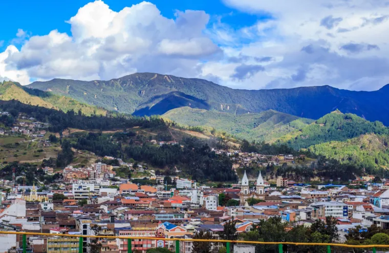 23. Ekvador: Ondje su stabilne temperature tijekom cijele godine, s prosječnim temperaturama do 33 Celzijeva stupnja Celzija. Iako u planinskim predjelima može biti hladnije, obalu i nizinske regije karakteriziraju topli uvjeti bez velikih temperaturnih oscilacija. Ova južnoamerička destinacija idealna je za ljubitelje toplog vremena i avanturiste koji žele istraživati bogatu floru i faunu.