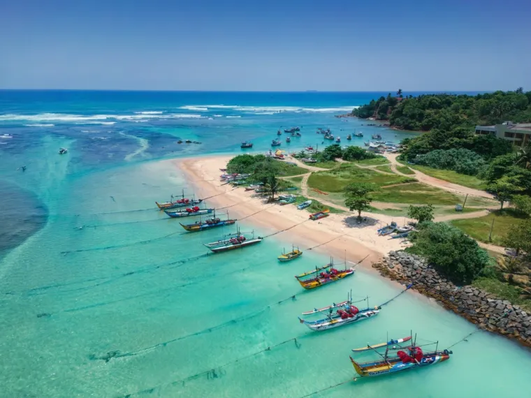 26. &Scaron;ri Lanka: Tropska destinacija nudi predivne plaže i bogatu kulturnu ba&scaron;tinu uz umjerenu temperaturu koja se uglavnom kreće oko 28 Celzijevih stupnjeva kroz cijelu godinu. Idealno je vrijeme za posjet ovoj zemlji u hladnijim mjesecima kada su uvjeti za istraživanje prirode i opu&scaron;tanje uz obalu savr&scaron;eni. Uz predivnu obalu, &Scaron;ri Lanka nudi i kulturne znamenitosti te mogućnost za surfanje i druge vodene aktivnosti.