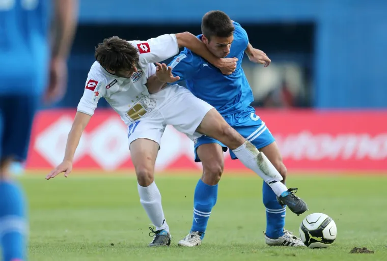 Nogometa&scaron; Domagoj Muić, veznjak HNK Zadar, postao je neosporni faktor na terenu i uzor izvan njega. Njegova sposobnost prekidanja protivničkih napada, precizne pas igre i sposobnost stvaranja prilika za suigrače čine ga ključnim igračem posrnulog nogometnog velikana. Ako pitate dame, ključnim ga čini i njegov opu&scaron;teni mladenački izgled koji mu odlično pristaje i svrstava ga među 7 veličanstvenih. Žene ga obožavaju. 