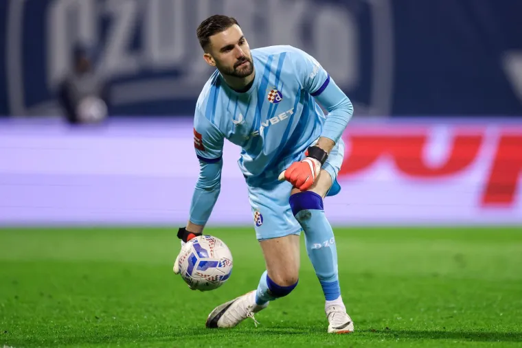 Prisutnost golmana Dinama Ivana Nevistića na terenu često izaziva pažnju svojom samouvjerenom pojavom i fizičkom građom, ali i crtama lica. Njegova odjevna elegancija i pojava izvan terena doprinose dojmu o njemu kao nogometnom profesionalcu. Pazi kako se pona&scaron;a, &scaron;to na sebi nosi. 