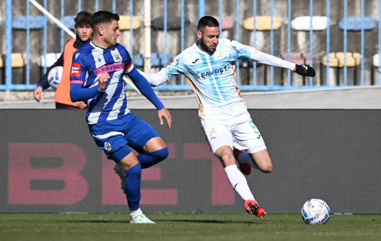 Duje Čop, kad tuče po golu kao da u nozi ima top, a žene padaju na njegov dalmatinski &scaron;arm. Trenutno igra za HNK Rijeka.