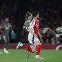 Modrić u borbi za loptu. 