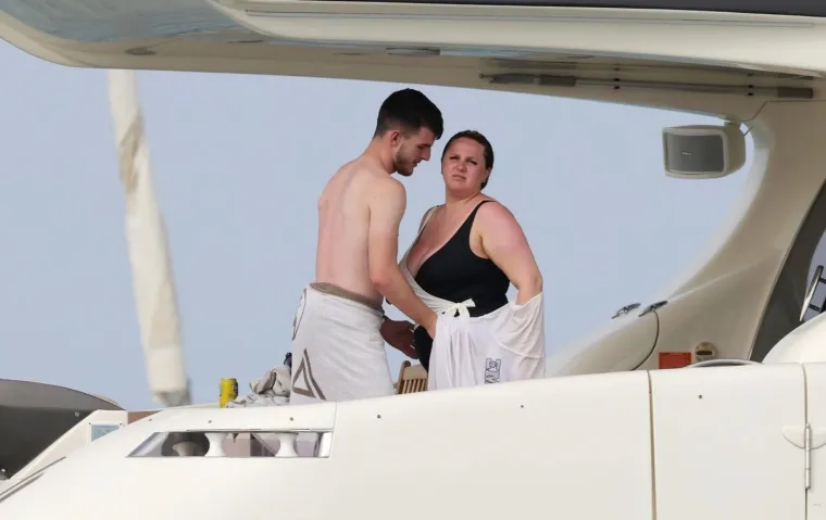 LJUBAV KOJA TRAJE OD SREDNJE ŠKOLE: Lauren je bila Declanova vjerna podrška tijekom cijele njegove karijere – od prvih koraka u West Ham Unitedu, gdje je postao i kapetan, do rekordnog transfera u Arsenal vrijednog oko 120 milijuna eura.