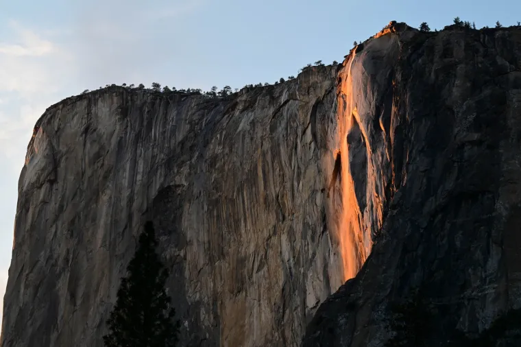 
16. Horsetail Falls, SAD: Neke optičke iluzije pojavljuju se u prirodnom svijetu. Fenomen koji se ovdje vidi događa se u veljači u Horsetail Fallsu, u kalifornijskom nacionalnom parku Yosemite. Kad zalazeće sunce udari vodopad u pravo vrijeme, čini se kao da lava, a ne voda, teče niz rub litice.