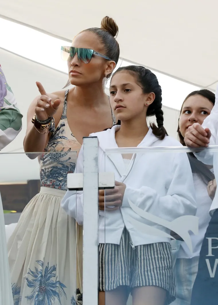 Jennifer Lopez na te komentare ne odgovara javno, ali je u više intervjua govorila o tome koliko je važno djeci dati slobodu da budu ono što jesu. Emme, s druge strane, rijetko se pojavljuje na društvenim mrežama i zasad ne pokazuje interes za vođenje javnog života u stilu influencera ili zvijezde u usponu.