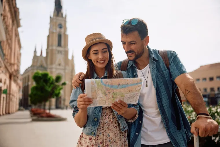 Kako se oblikuju novi trendovi, putnici traže personalizirane, smislene i odgovorne načine istraživanja svijeta. Od održivog turizma i rasta broja digitalnih nomada do uzbuđenja noćnog turizma i svemirskih putovanja, svaki novi trend nudi jedinstvene mogućnosti za stvaranje nezaboravnih iskustava. 
