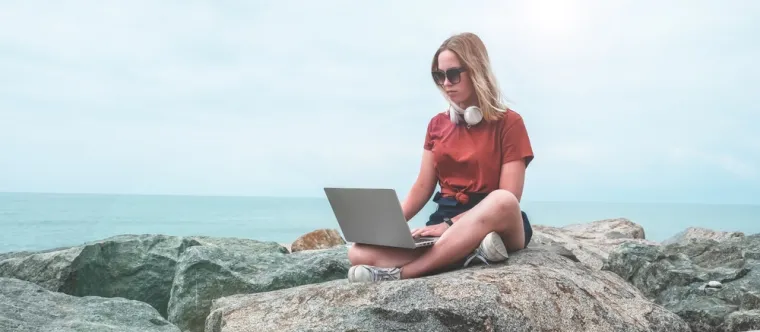 5. Workcations (putovanje uz posao) i digitalni nomadi: Rad na daljinu potiče produženi boravak na slikovitim lokacijama, uz bolju mogućnost kombinacije produktivnosti i slobodnog vremena. Neke zemlje nude vize za digitalne nomade, dok su &apos;coworking&apos; prostori integrirani u središta putovanja, stvarajući živahne ekosustave za one koji na taj način balansiraju posao i slobodno vrijeme.