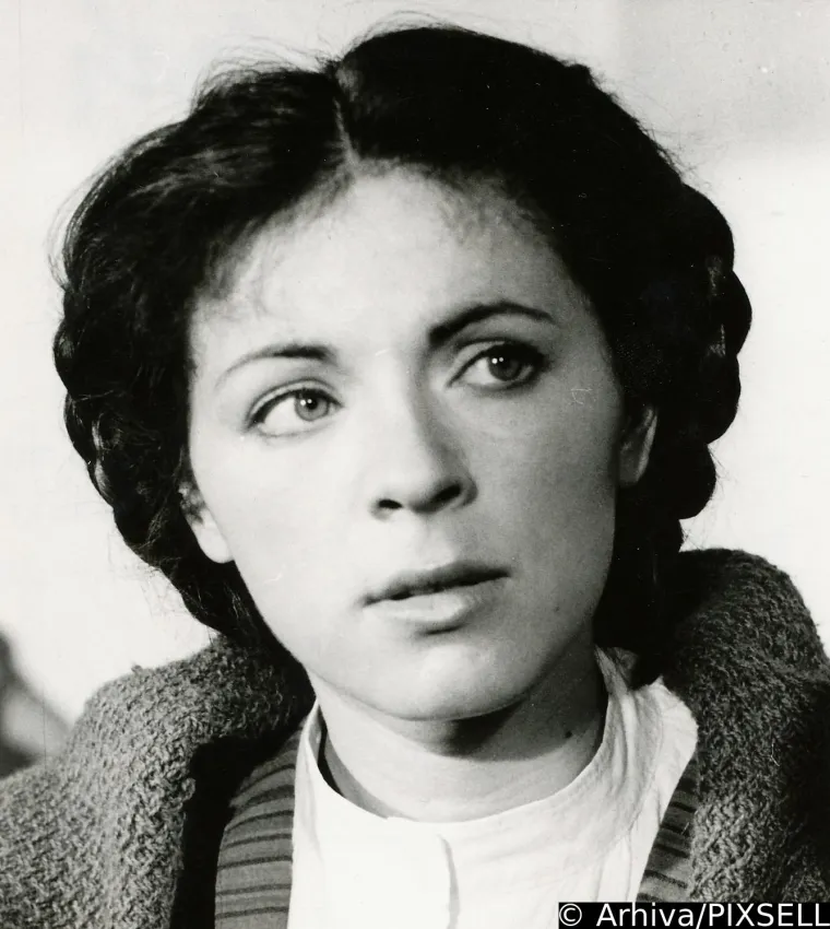 U Americi se Mira ostvarila u poznatim serijama poput &quot;Babylon 5&quot;, gdje je igrala ambasadoricu Delenn, te u megapopularnoj seriji &quot;Lost&quot;, gdje je glumila znanstvenicu Danielle Rousseau. Iako je i dalje tugovala za domovinom i često govorila o boli izgnanstva, nikada nije prestala stvarati.