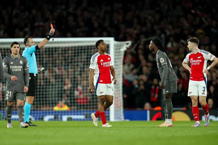 Čak je i Ancelotti rekao Camavingi da se smiri, ali Francuza ga nije uspio poslušati.