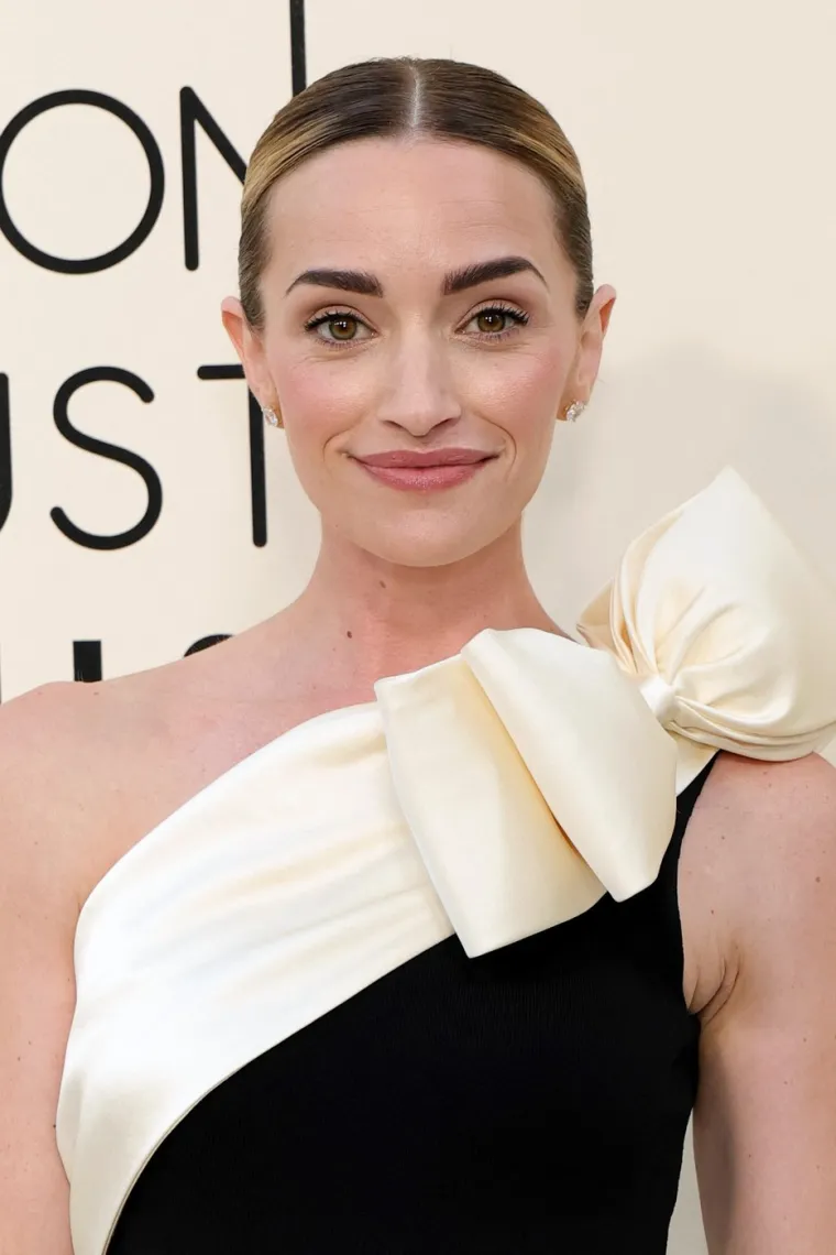 Mamili poglede 'hrabrim' kombinacijama: Bikiniji, prozirne haljine i vreća umjesto krune