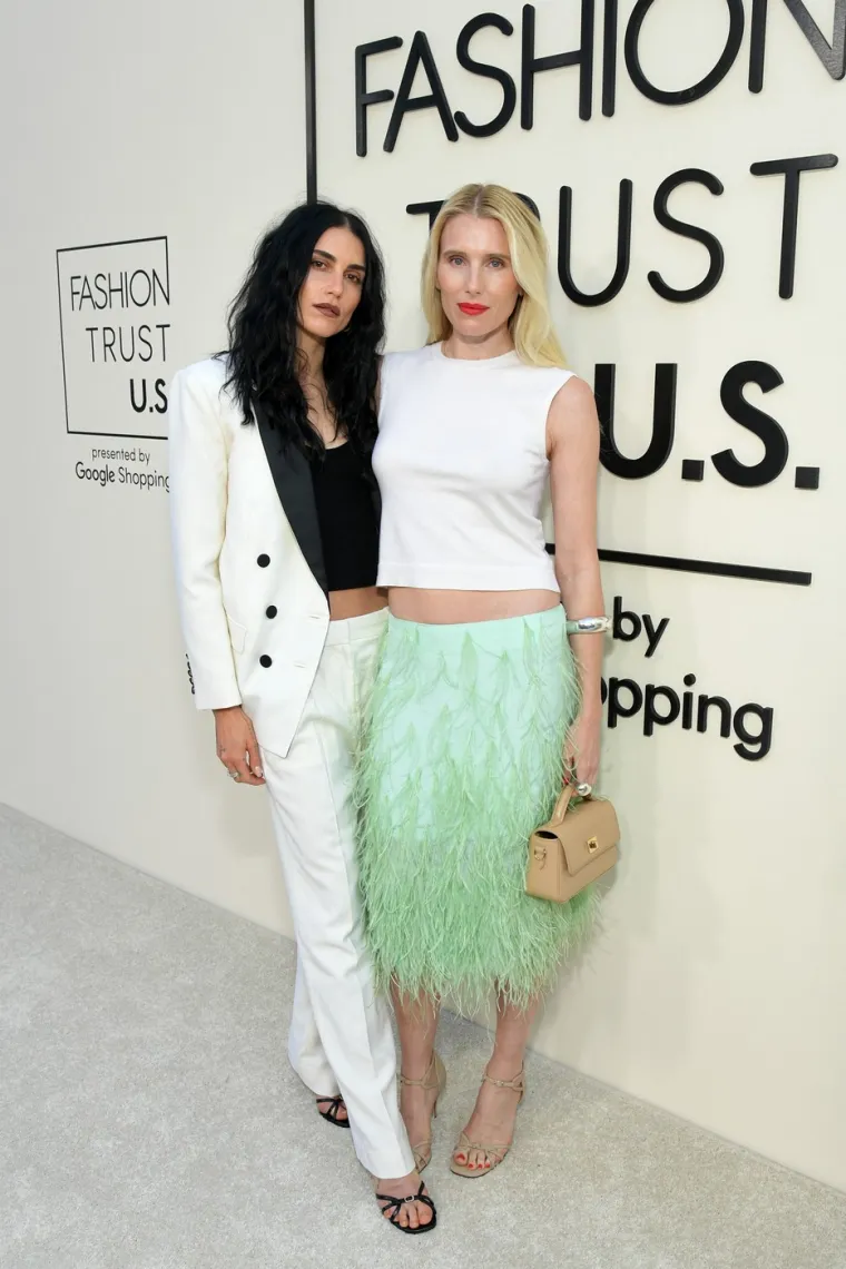 Mamili poglede 'hrabrim' kombinacijama: Bikiniji, prozirne haljine i vreća umjesto krune