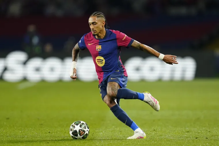 Cristiano je u sezoni 13/14 imao ukupan zbroj 22. Na drugom je mjestu Lewandowski s 21 u sezoni 19/20, a na trećem je mjestu ponovno Cristiano iz sezone 15/16 kada je ostvario 20. Messi je u sezoni 11/12 ostvario 19 golova plus asistencija. 