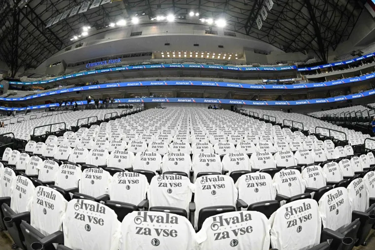 IMPRESIVNA KULISA: American Airlines Center bio je sav u bijelim majicama u čast Luki Dončiću. 
