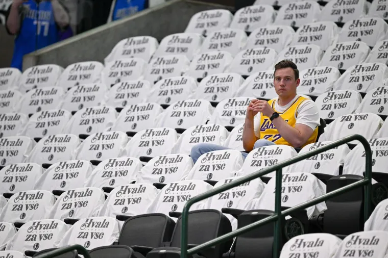SAM PROTIV SVIH: Jedan je navijač u dresu Luke Dončića iz Lakersa sam sjedio na tribini prije utakmice, Svaka stolica imala je tribute majicu. 