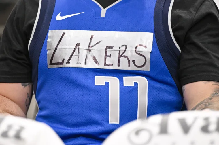 POBJEDNIK DANA: Jedan je navijač apsolutni hit. Na Dallasovom dresu zalijepio je traku na napis Dallas i na njoj napisao Lakers. Naravno, dres je Luke Dončića. 