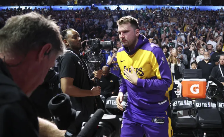 Luka Dončić sa suzama u očima izašao je na parket. 
