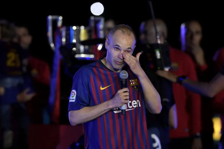 Njegova karijera u Barci morala je doći kraju, a klub ga je ispratio veličanstveno. Iniesta se potom slomio.