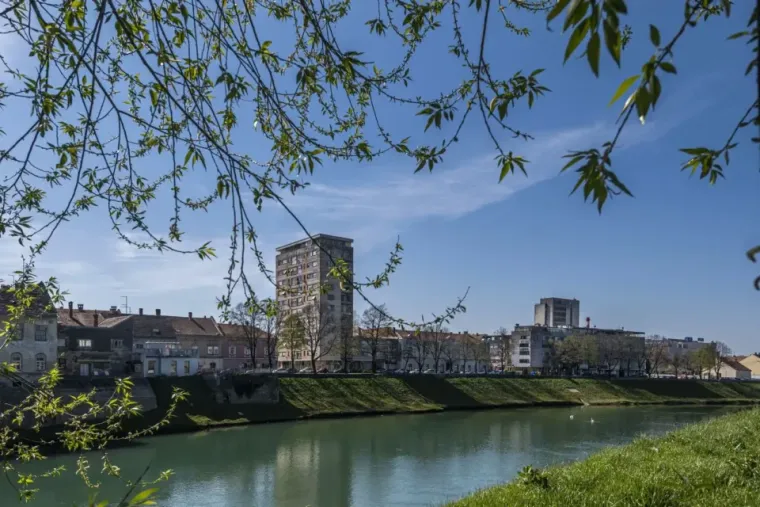 Dama u trenirci i bez trunke &scaron;minke pomela bi i manekensku elitu