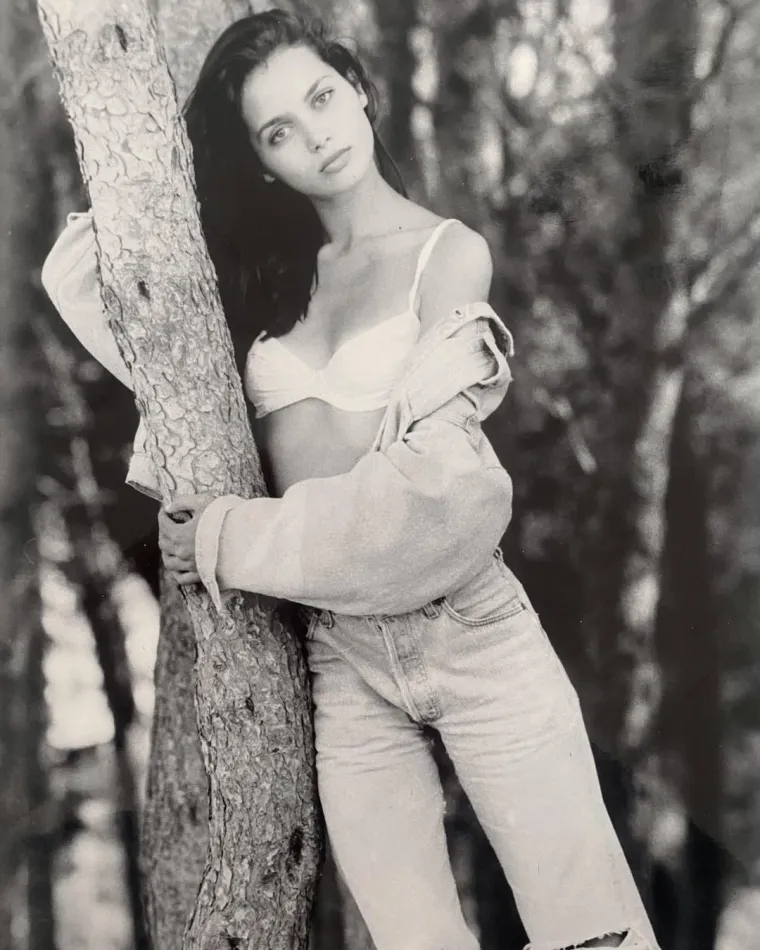 Fani Čapalija, rođena 1975. godine na današnji dan u Splitu, stekla je slavu 1993. godine kada je osvojila titulu Miss Hrvatske. Iste godine, na izboru za Miss svijeta, ušla je među pet najljepših žena svijeta i ponijela titulu najljepše Europljanke. U nastavku pogledaje koliko se promijenila od tada.