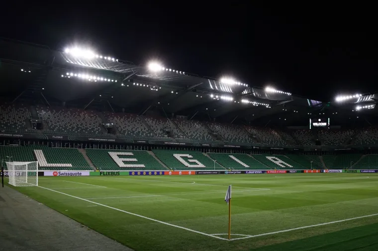 Zatišje pred buru. Stadion Legije je prekrasan.