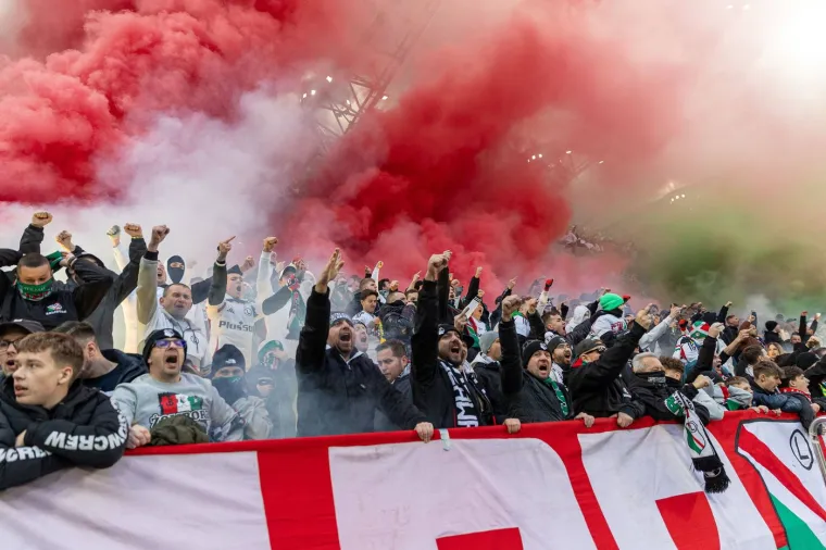 Dimna kulisa sa sjeverne tribine Legijina stadiona, popularno zvane Žilet.