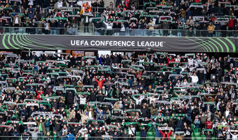 Šalijada se protezala cijelim stadionom, ne samo sjevernom tribinom.