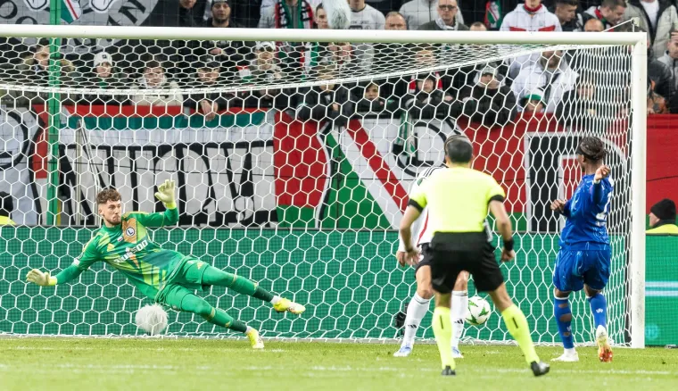 Kacper Tobiasz je uspio i obraniti jedanaesterac, ali nije to puno pomoglo Legiji koja je u sljedećem napadu primila treći gol.